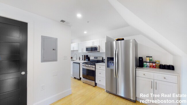 659 South St, Unit 1 in Waltham, MA - Building Photo - Building Photo
