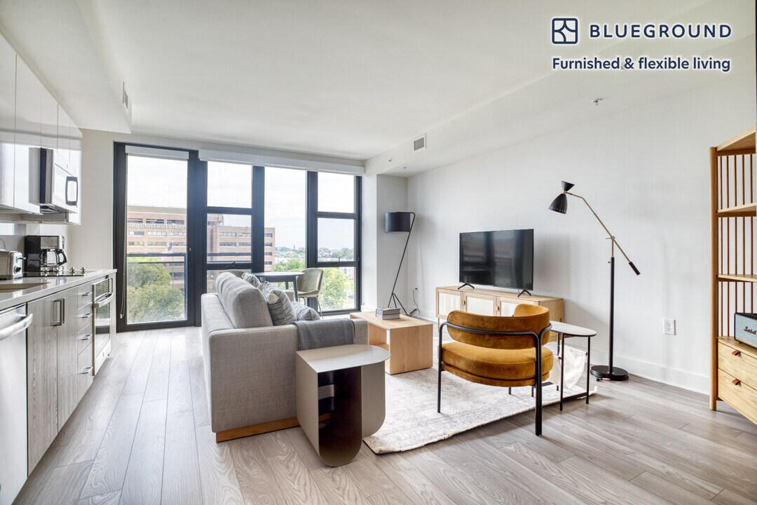 2009 8th St NW, Unit FL7-ID305 in Washington, DC - Foto de edificio