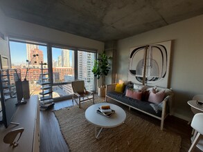 167 N Desplaines St in Chicago, IL - Building Photo - Building Photo