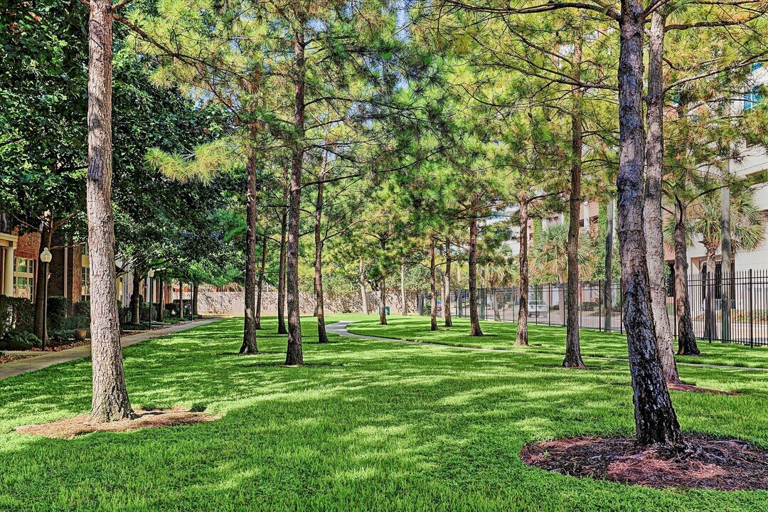 927 Memorial Village Dr in Houston, TX - Building Photo