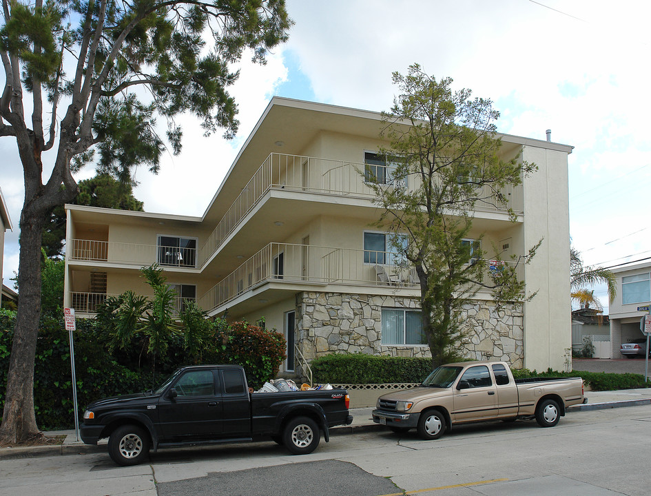 2530 Seaview Ave in Corona Del Mar, CA - Building Photo