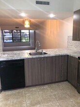 1715 Whitehall Dr, Unit 405 in Davie, FL - Building Photo - Building Photo