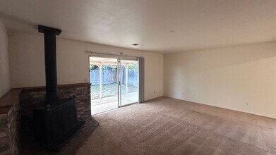 2004 Robbie Ave in Modesto, CA - Foto de edificio - Building Photo