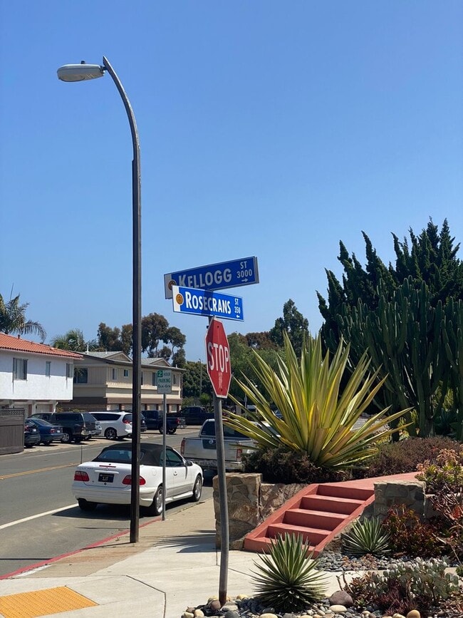 360 Rosecrans St in San Diego, CA - Foto de edificio - Building Photo