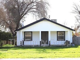 303 Riverside Dr in Woodlake, CA - Building Photo