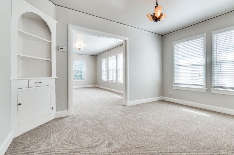 1324 Kings Hwy in Dallas, TX - Building Photo