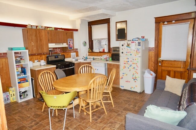 2346 Stratford Ave in Cincinnati, OH - Building Photo - Building Photo