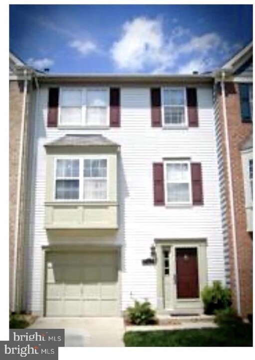 6038 Lands End Ln in Alexandria, VA - Foto de edificio