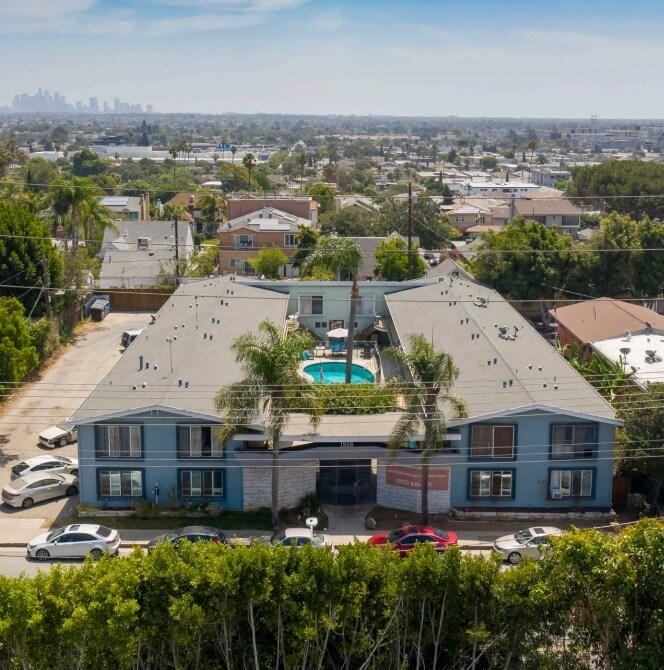 1904 S Robertson Blvd in Los Angeles, CA - Building Photo