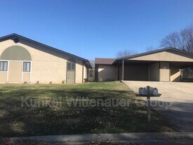 19 Twin Oaks Dr in Belleville, IL - Building Photo