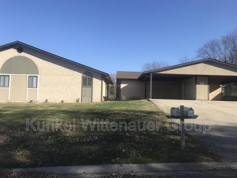 19 Twin Oaks Dr in Belleville, IL - Building Photo