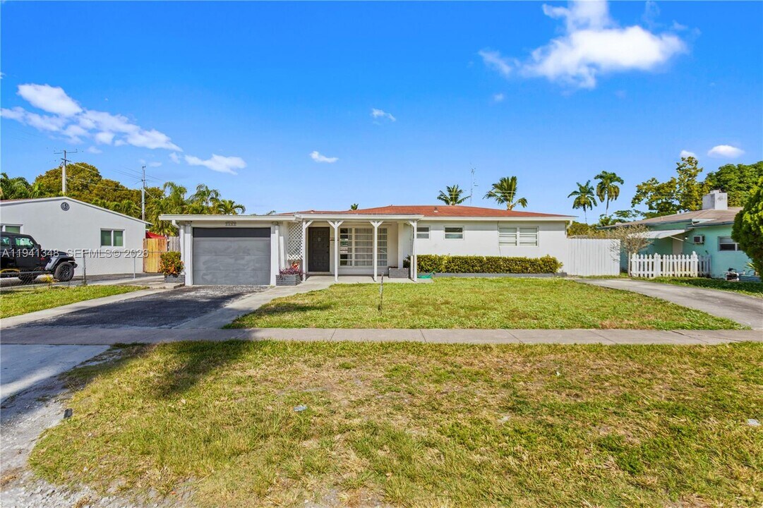 3253 Pierce St in Hollywood, FL - Building Photo