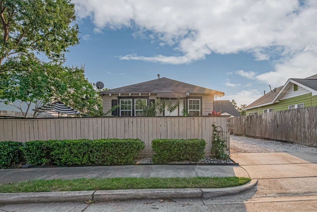 907 Enid St in Houston, TX - Building Photo