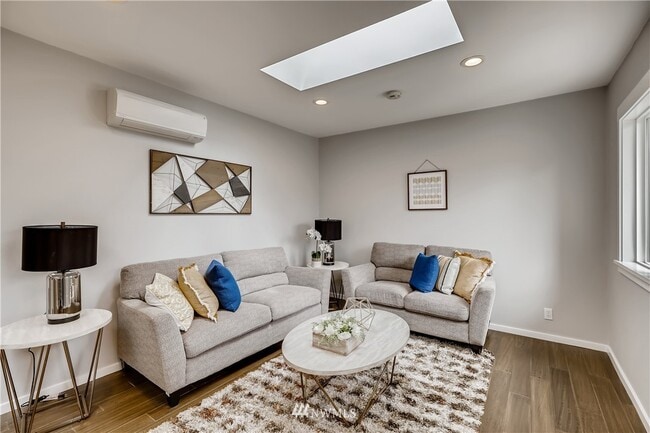 10253 19th Ave SW in Seattle, WA - Foto de edificio - Building Photo