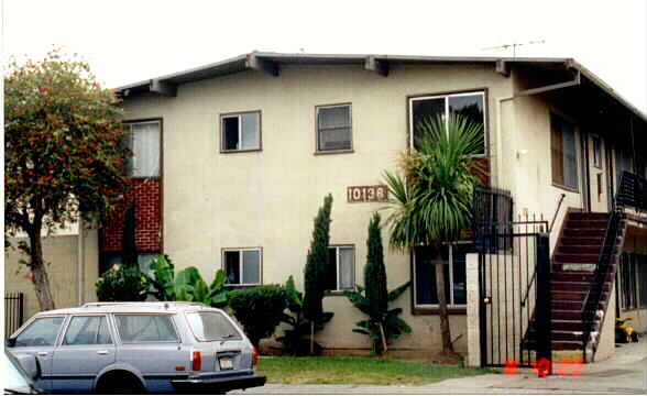 10138-10204 Felton Ave in Inglewood, CA - Building Photo