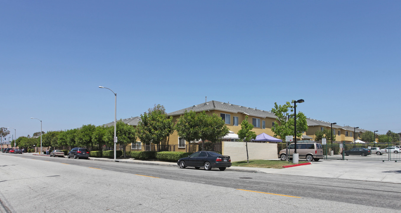 Sunshine Terrace Apartments in Whittier, CA - Building Photo