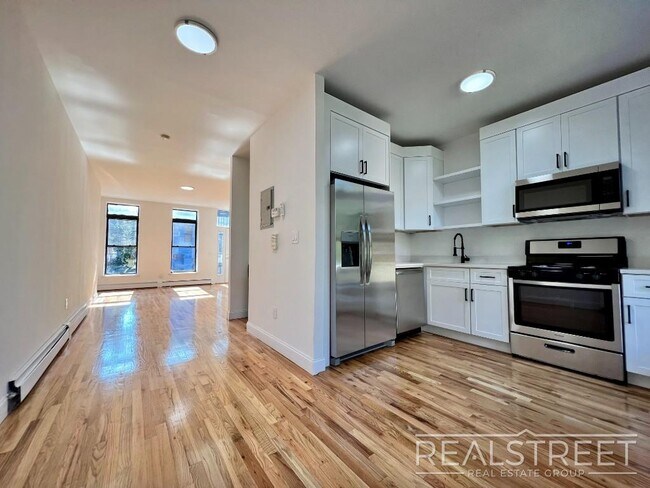 Charming 2 Bed 1.5 Bath Upper Duplex in Bu in Brooklyn, NY - Building Photo - Building Photo