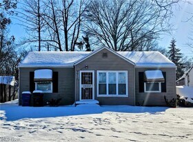 2450 Greenvale Rd in Cleveland, OH - Building Photo