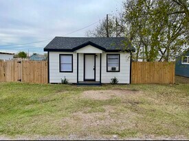 1901 N Avenue Q, Unit 1905 in Freeport, TX - Building Photo