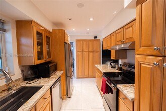 220 Buttonwood Dr in Key Biscayne, FL - Building Photo - Building Photo