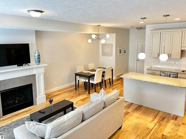 982 Lake Ridge Dr in Traverse City, MI - Building Photo - Building Photo