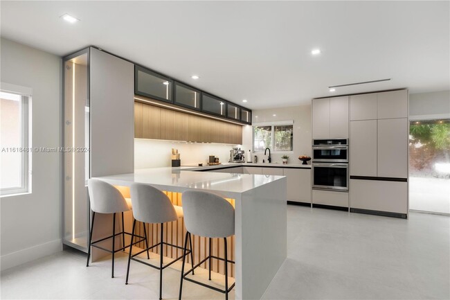 8713 SW 214th St in Cutler Bay, FL - Foto de edificio - Building Photo