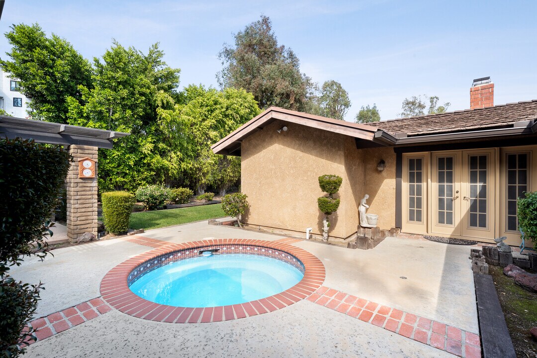 1557 E Puente St in Covina, CA - Building Photo