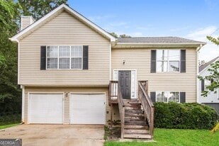 4240 Ward Bluff Dr in Ellenwood, GA - Building Photo