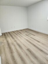 8343 Lake Dr in Doral, FL - Building Photo - Building Photo