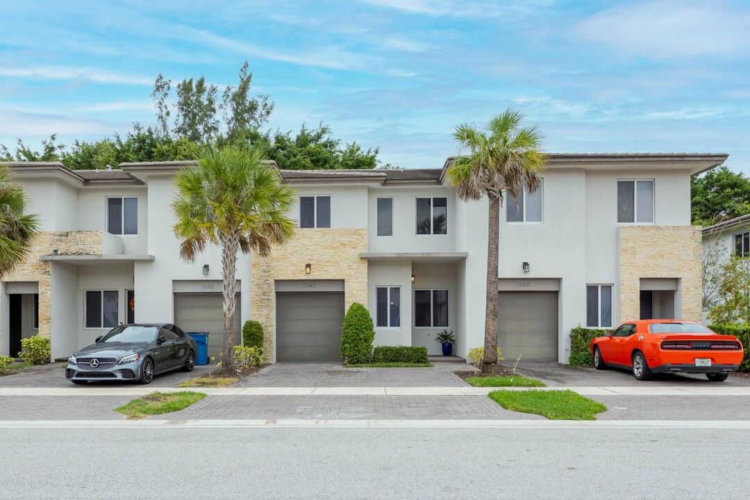 1340 Pioneer Way in Royal Palm Beach, FL - Building Photo