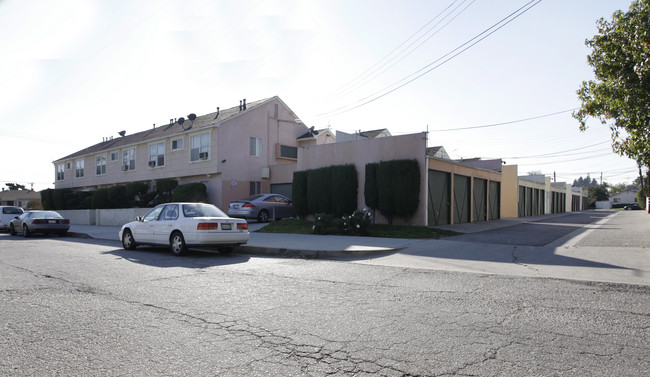 10651-10673 Oxnard St in North Hollywood, CA - Building Photo - Building Photo