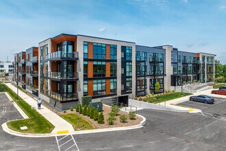 Loomis Crossing Apartments in Greenfield, WI - Foto de edificio - Building Photo