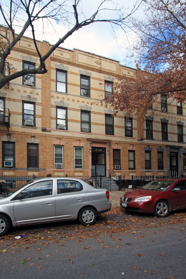 34-14 42nd St in Long Island City, NY - Foto de edificio - Building Photo