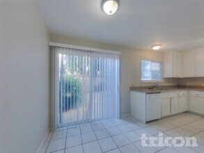 1872 Little John Way, Unit 1131 in Brentwood, CA - Foto de edificio - Building Photo