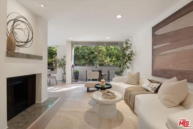 429 N Oakhurst Dr in Beverly Hills, CA - Foto de edificio - Building Photo