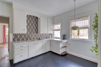 2215 SE Powell Blvd in Portland, OR - Building Photo - Building Photo