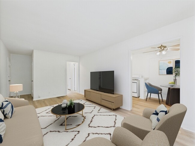 Banner Circle Apartments in Long Beach, CA - Building Photo - Building Photo