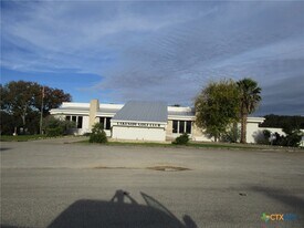 421 Watts Ln in Canyon Lake, TX - Building Photo