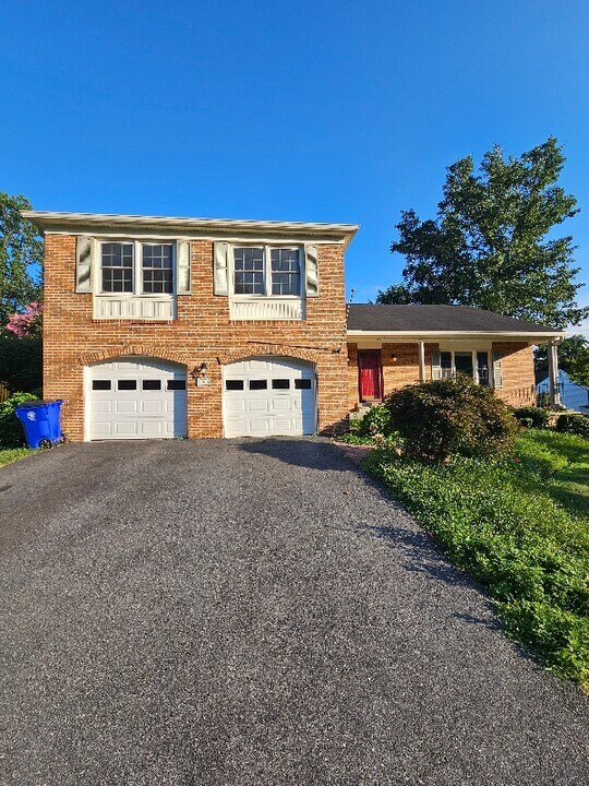 2305 Holly Spring Dr in Silver Spring, MD - Building Photo