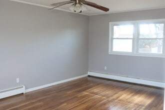 104 E Gates Ave in Lindenhurst, NY - Building Photo - Building Photo