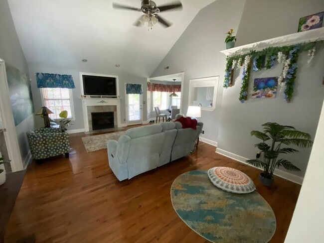 property at 976 Fuller Glen Cir