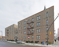 37-33 College Point Boulevard in Flushing, NY - Foto de edificio - Building Photo