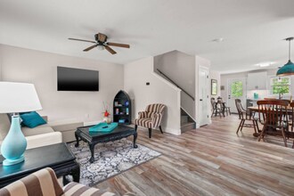 5421 Deep Hole Rd in Chincoteague, VA - Foto de edificio - Building Photo