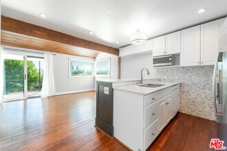 636 Tularosa Dr in Los Angeles, CA - Foto de edificio - Building Photo