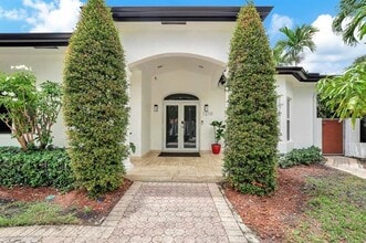 1210 Biarritz Dr in Miami Beach, FL - Foto de edificio - Building Photo