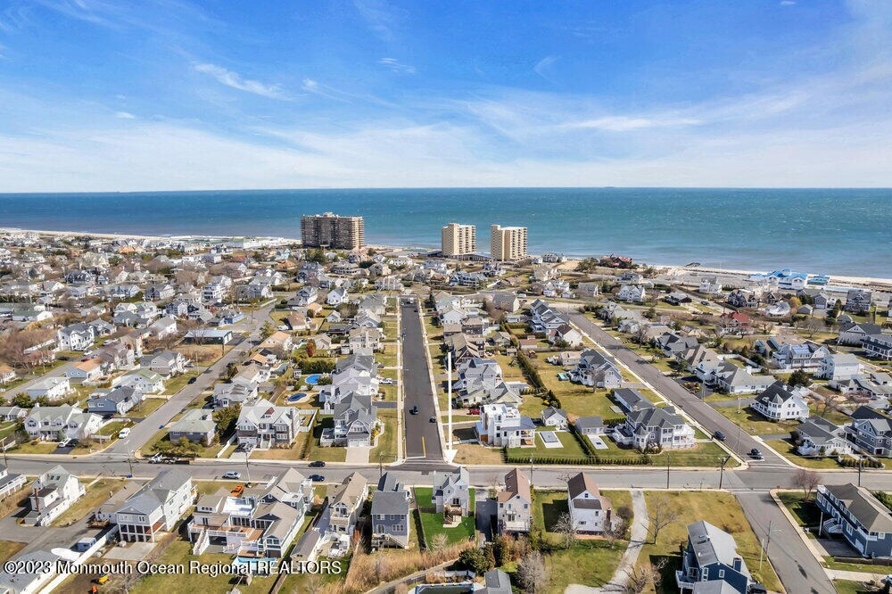 34 Riverdale Ave in Monmouth Beach, NJ - Building Photo