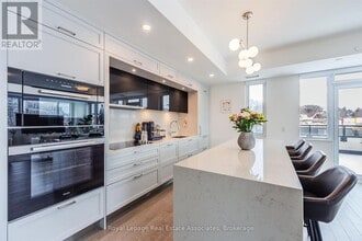 259 The Kingsway in Toronto, ON - Building Photo - Building Photo