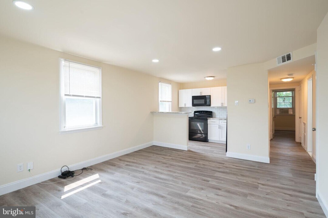 401 PLEASANT St Photo
