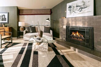 8326 Grand View Dr in Los Angeles, CA - Building Photo - Building Photo