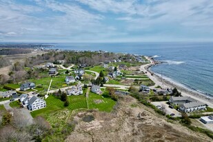 42 Washington Rd, Unit 1 in Rye, NH - Building Photo